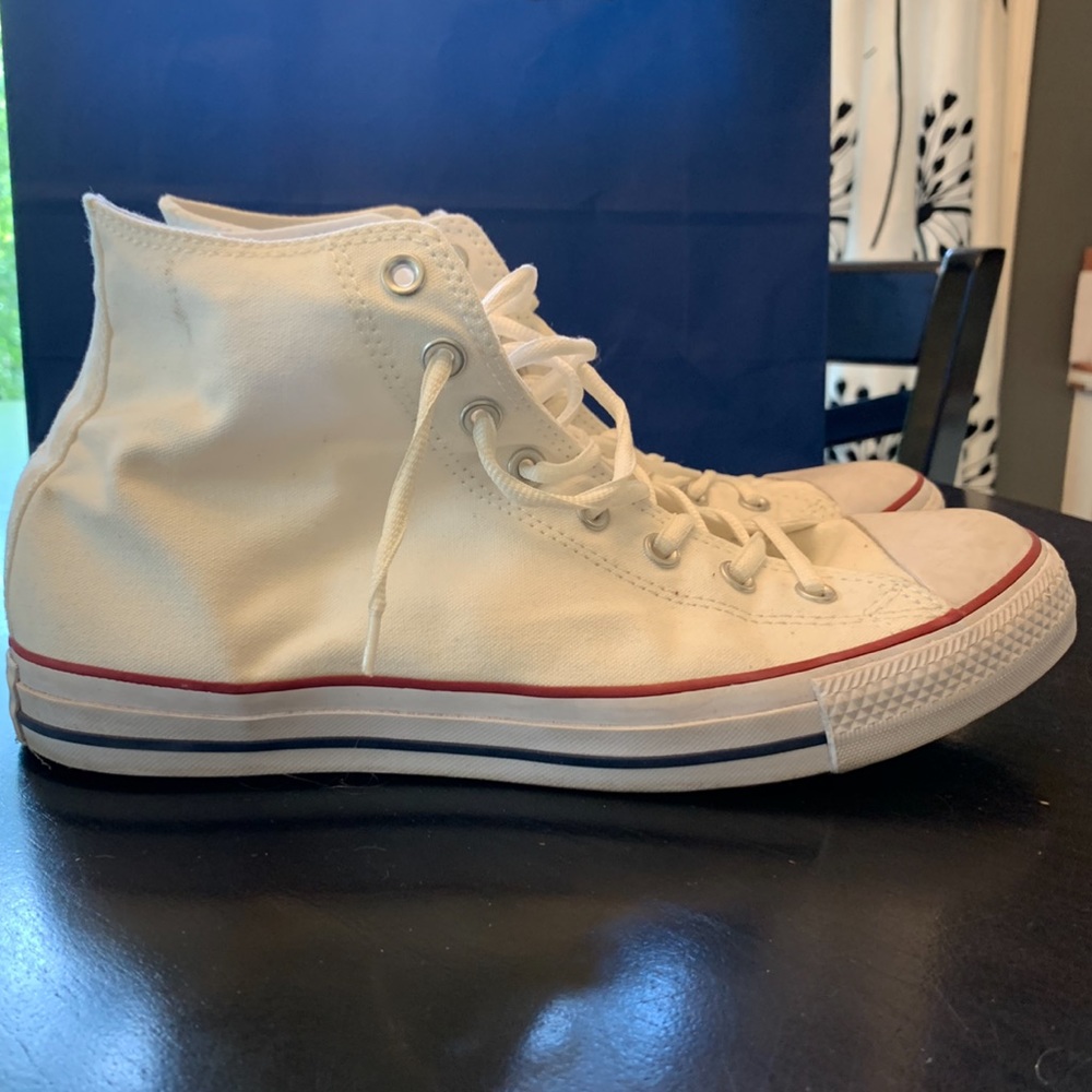 Converse!! White like new!! Men’s size 10.5!